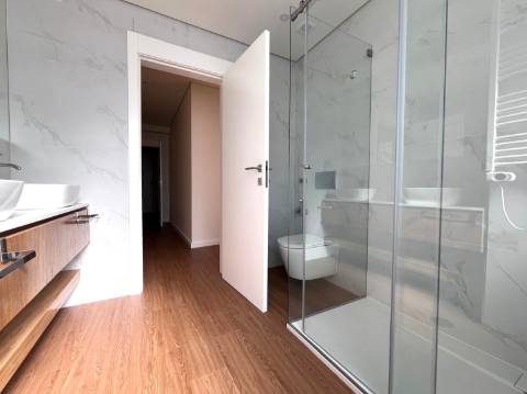 T4 totalmente renovado no Pinheiro Manso na Avenida da Boavista, Porto