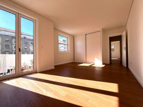 T4 totalmente renovado no Pinheiro Manso na Avenida da Boavista, Porto