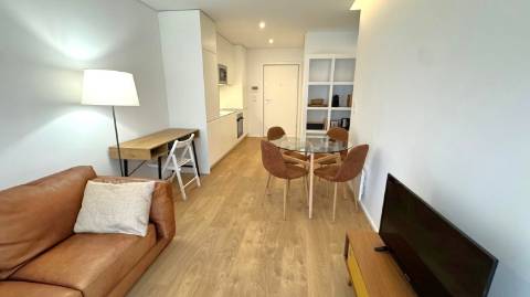 T1 mobilado c/ varanda e garagem ao Polo Universitário do Porto.