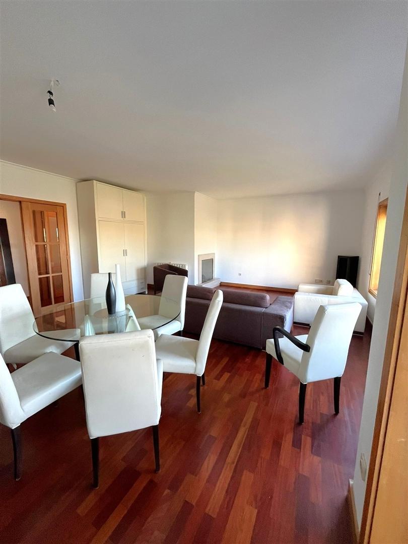 T2 c/ varanda e garagem p/ arrendar no Porto