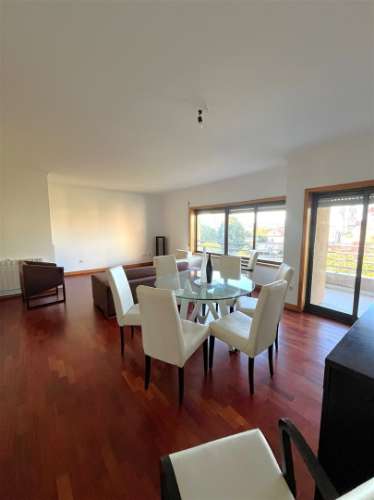 T2 c/ varanda e garagem p/ arrendar no Porto