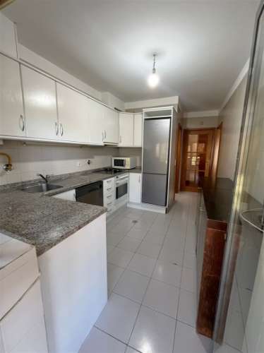 T2 c/ varanda e garagem p/ arrendar no Porto