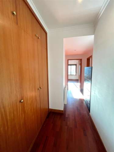 T2 c/ varanda e garagem p/ arrendar no Porto