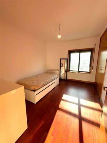 T2 c/ varanda e garagem p/ arrendar no Porto