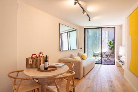 T0+2 de Luxo mobilado e totalmente equipado c/ pátio na Foz do Douro