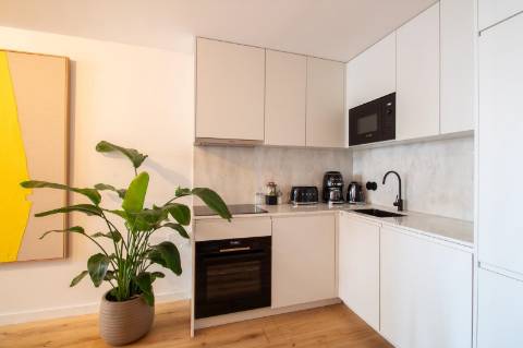 T0+2 de Luxo mobilado e totalmente equipado c/ pátio na Foz do Douro