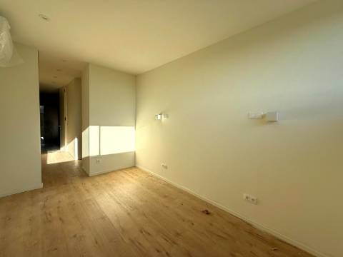 T2 remodelado e equipado c/ alpendre no Porto