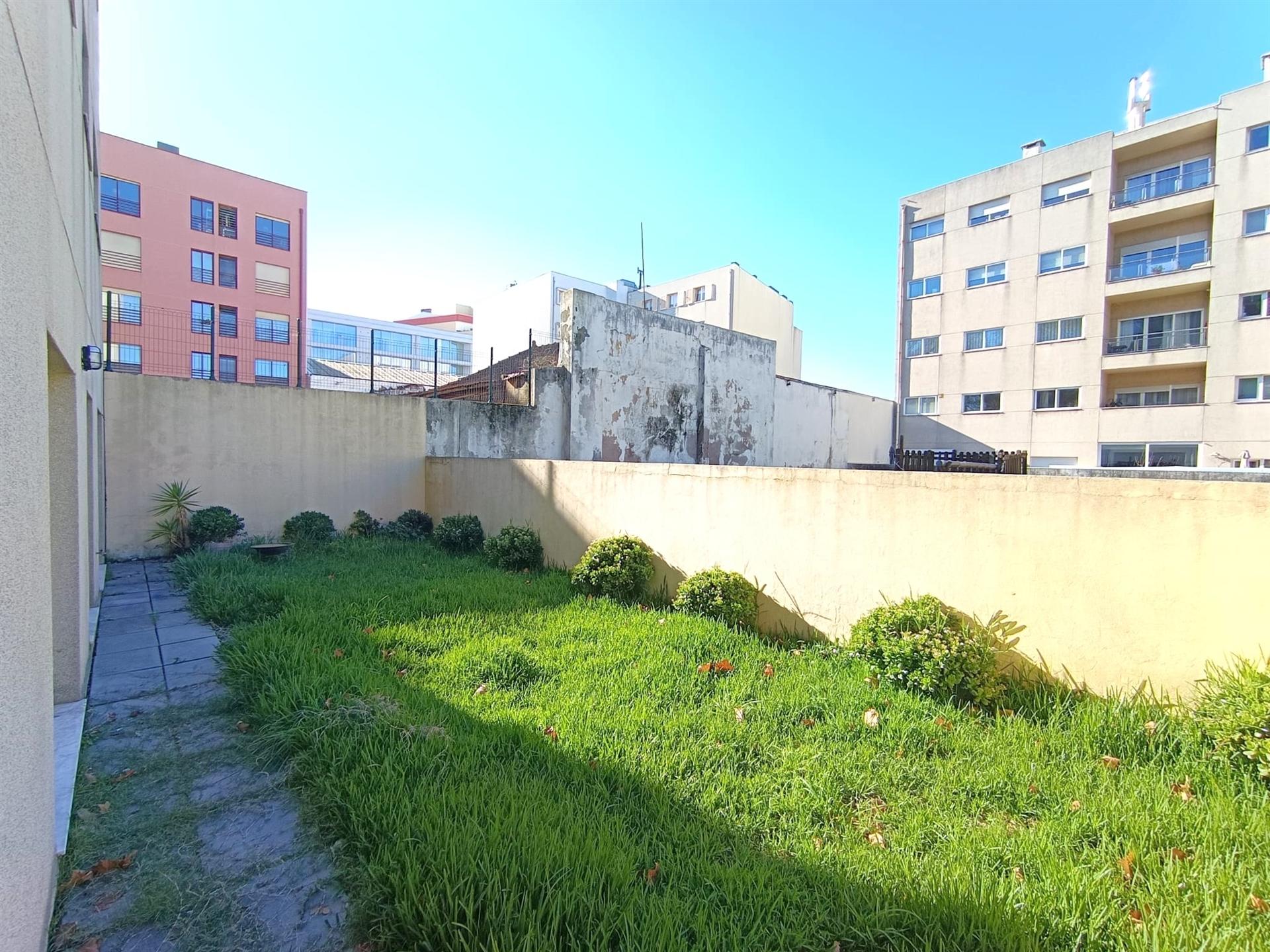 T1 c/ jardim e pátio em matosinhos sul p /arrendar