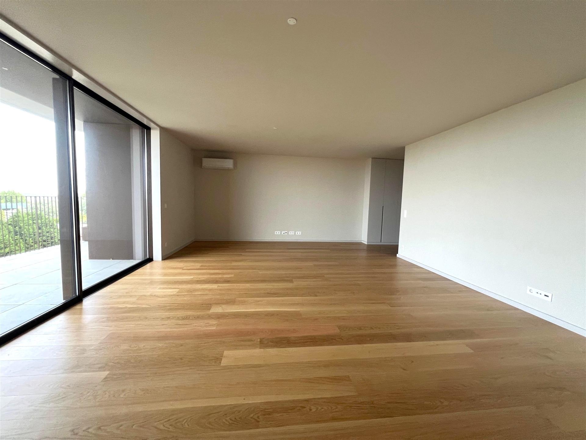 T3 com varanda e vista mar nos Jardins da Arrábida