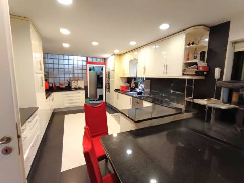 Moradia T5 c/ jardim e piscina em Aveleda, Vila do Conde