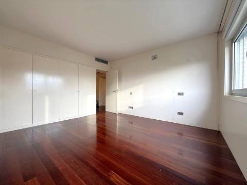 T2 generoso (inicialmente um T4) c/ varanda a poente no Parque da Cidade