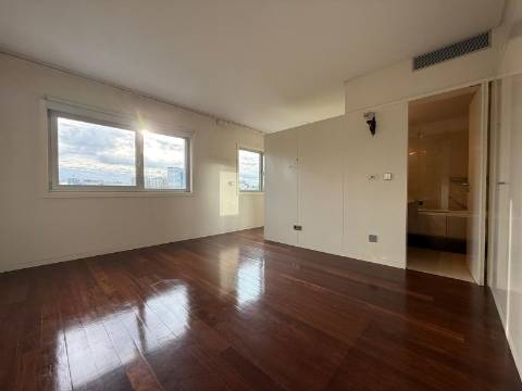 T2 generoso (inicialmente um T4) c/ varanda a poente no Parque da Cidade