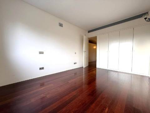 T2 generoso (inicialmente um T4) c/ varanda a poente no Parque da Cidade