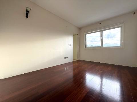 T2 generoso (inicialmente um T4) c/ varanda a poente no Parque da Cidade