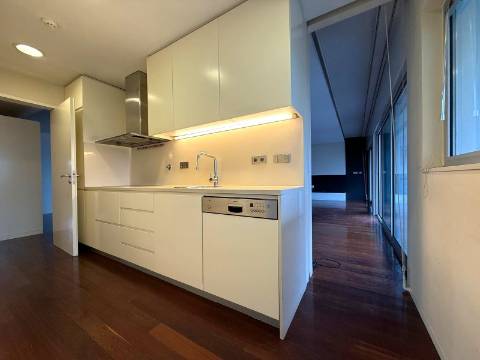 T2 generoso (inicialmente um T4) c/ varanda a poente no Parque da Cidade