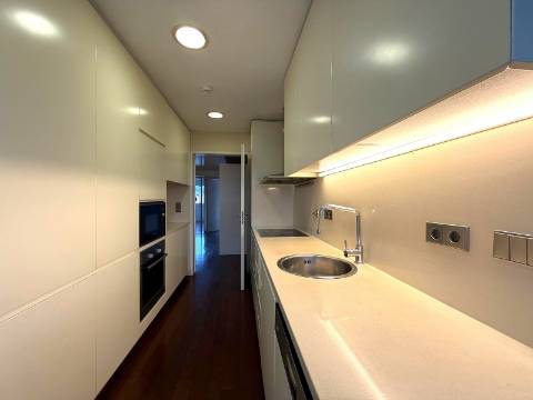 T2 generoso (inicialmente um T4) c/ varanda a poente no Parque da Cidade