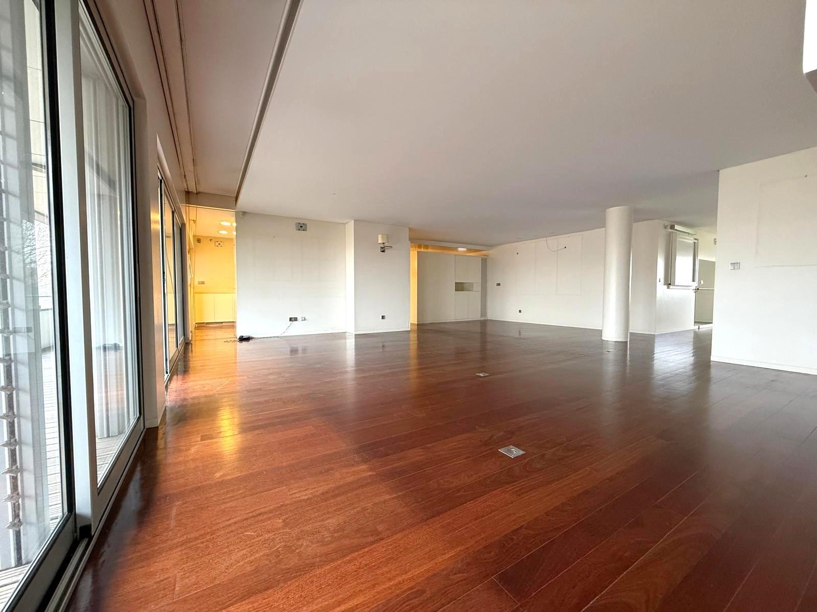 T2 generoso (inicialmente um T4) c/ varanda a poente no Parque da Cidade