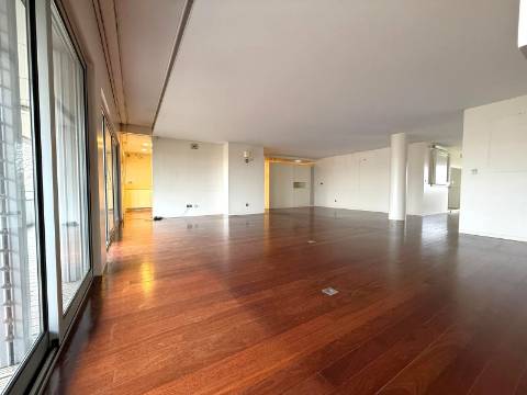 T2 generoso (inicialmente um T4) c/ varanda a poente no Parque da Cidade