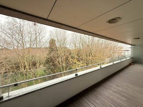 T2 generoso (inicialmente um T4) c/ varanda a poente no Parque da Cidade