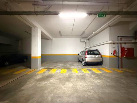 T2 generoso (inicialmente um T4) c/ varanda a poente no Parque da Cidade