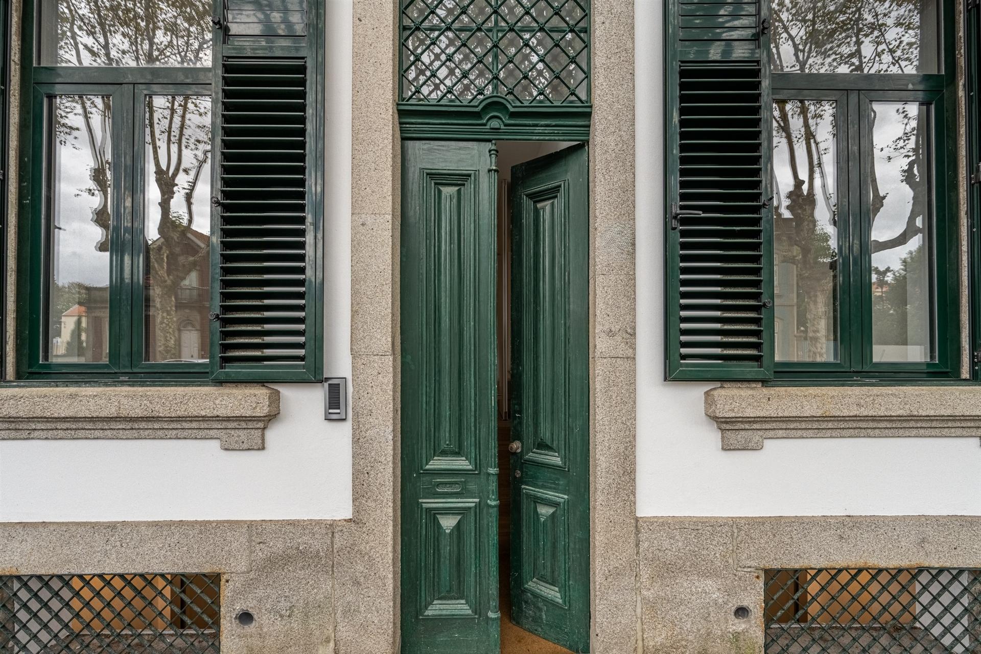 Moradia T3 remodelada no coração da Foz do Douro