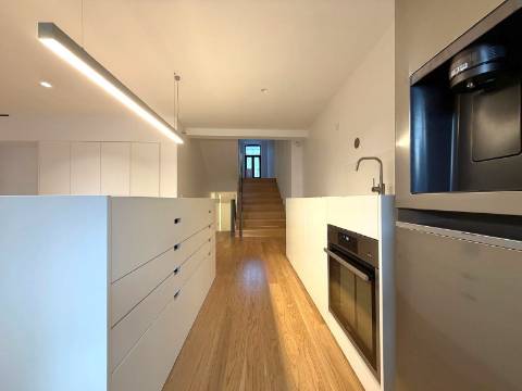 Moradia T3 remodelada no coração da Foz do Douro