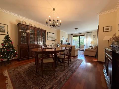 Moradia T4 c/ jardim na Foz do Douro, Nevogilde