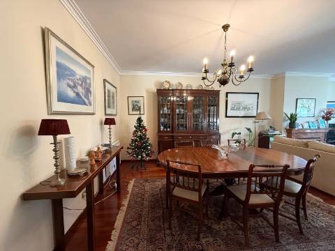 Moradia T4 c/ jardim na Foz do Douro, Nevogilde