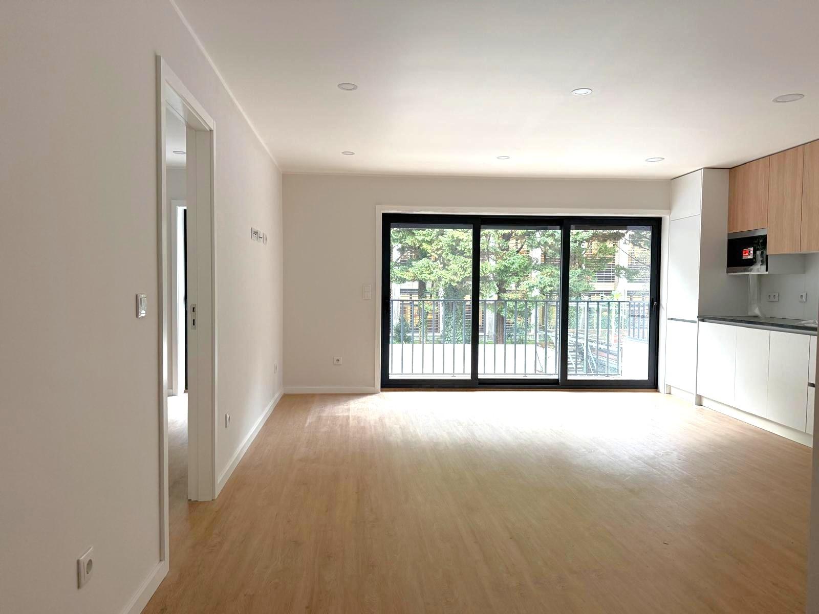 T2+1 novo c/ varanda p/ arrendar no Campo Alegre