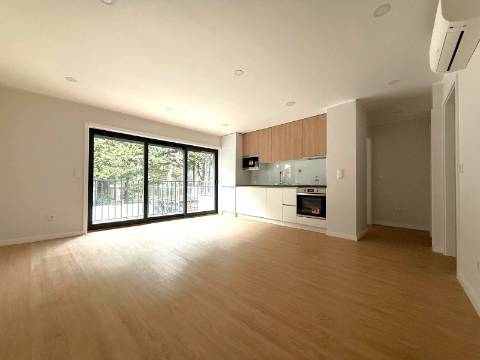 T2+1 novo c/ varanda p/ arrendar no Campo Alegre