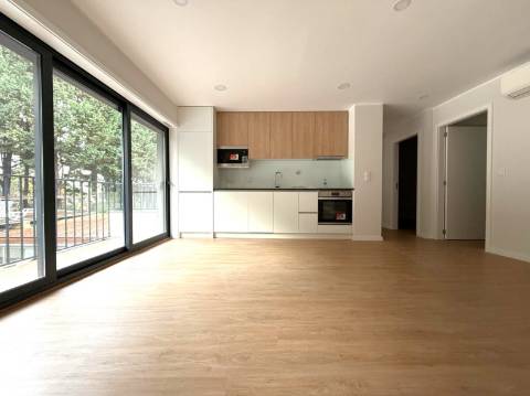 T2+1 novo c/ varanda p/ arrendar no Campo Alegre