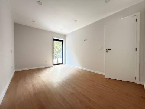 T2+1 novo c/ varanda p/ arrendar no Campo Alegre