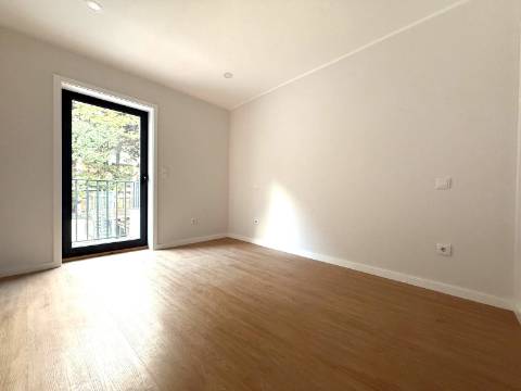 T2+1 novo c/ varanda p/ arrendar no Campo Alegre