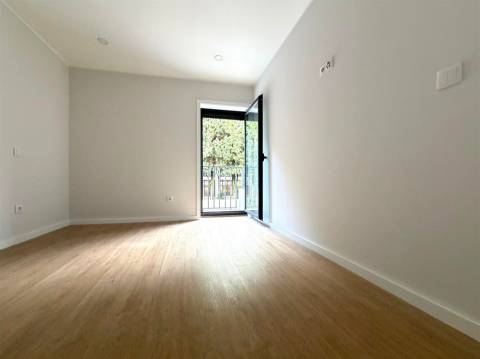 T2+1 novo c/ varanda p/ arrendar no Campo Alegre