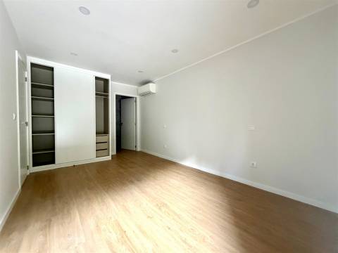 T2+1 novo c/ varanda p/ arrendar no Campo Alegre