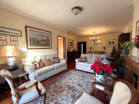 Moradia T4 +1 com jardim em Nevogilde