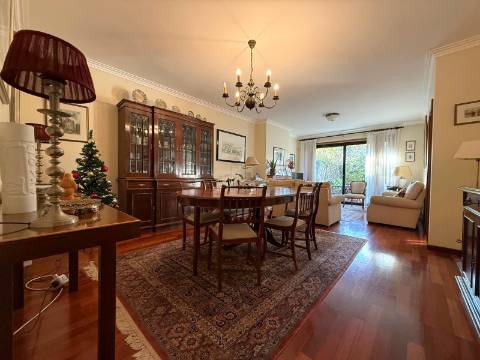 Moradia T4 +1 com jardim em Nevogilde