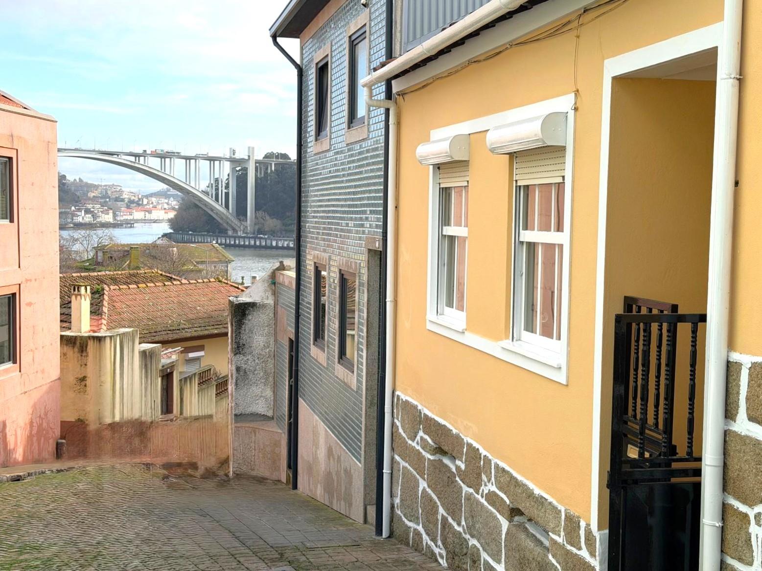 Moradia T2 para arrendar junto ao rio em Lordelo do Ouro