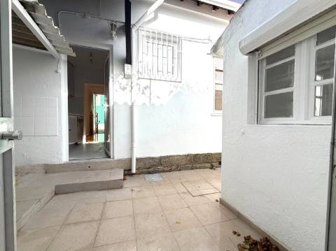 Moradia T2 para arrendar junto ao rio em Lordelo do Ouro