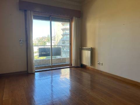 Apartamento T3 com Varanda junto à Praça do Império – Foz do Douro