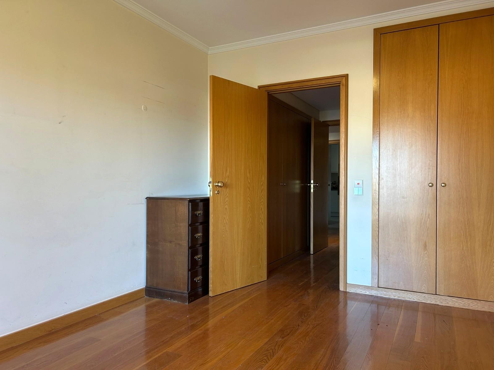 Apartamento T3 com Varanda junto à Praça do Império – Foz do Douro