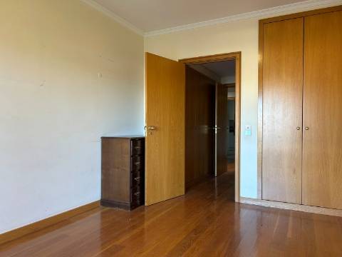 Apartamento T3 com Varanda junto à Praça do Império – Foz do Douro