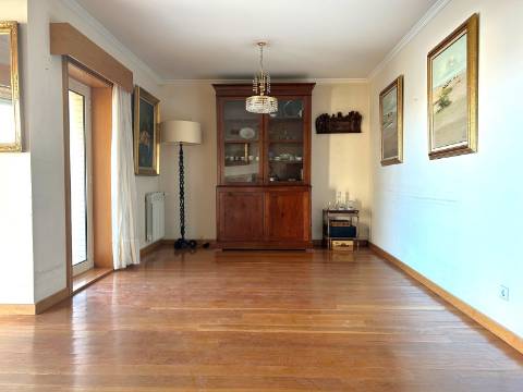 Apartamento T3 com Varanda junto à Praça do Império – Foz do Douro