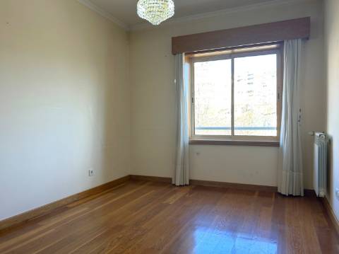 Apartamento T3 com Varanda junto à Praça do Império – Foz do Douro