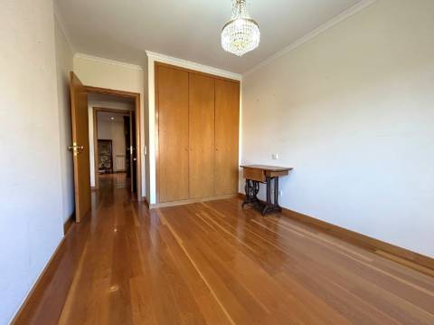 Apartamento T3 com Varanda junto à Praça do Império – Foz do Douro