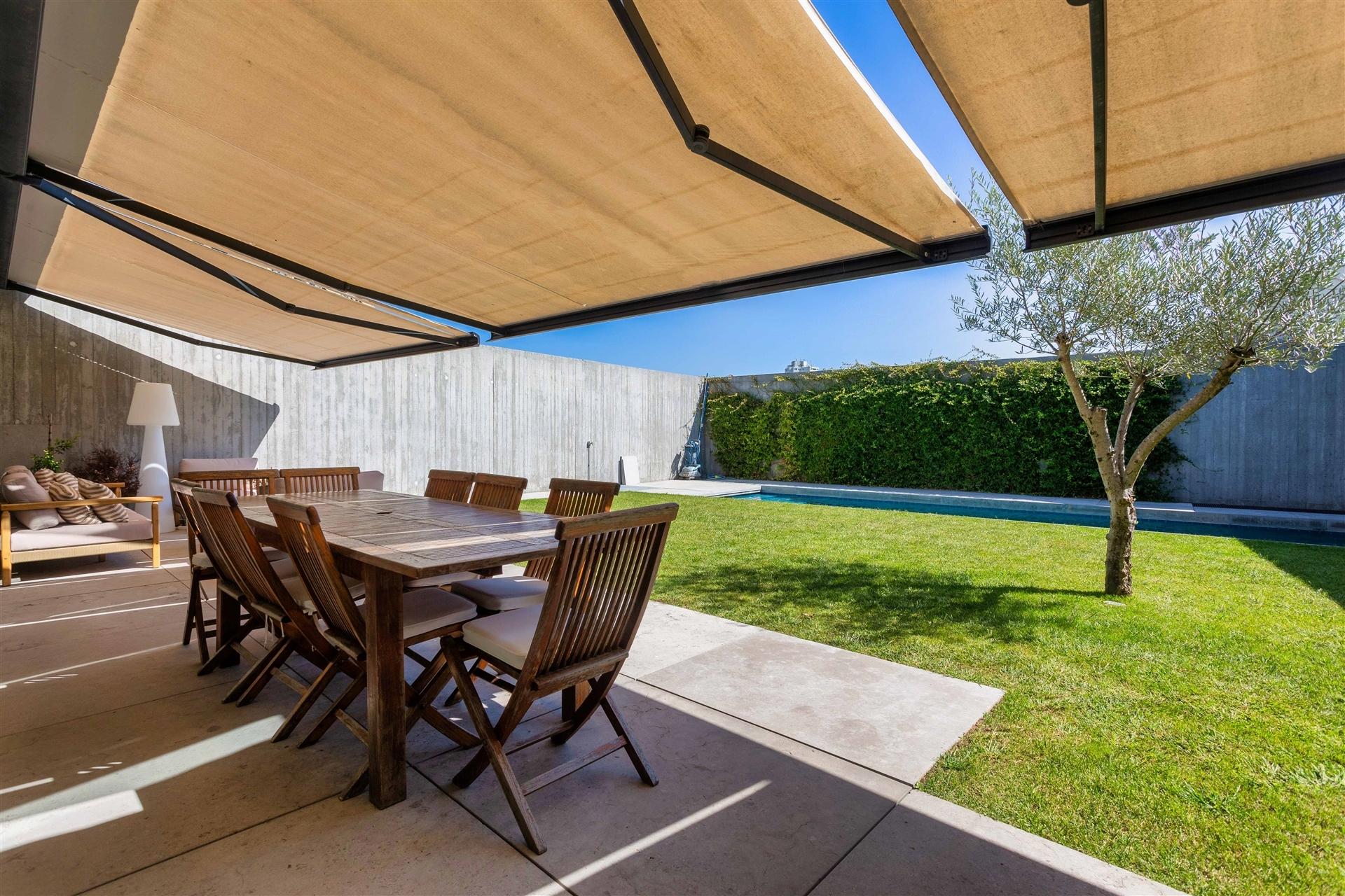 Moradia T5 c/ jardim e piscina no Pinheiro Manso