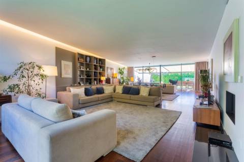 Moradia T5 c/ jardim e piscina no Pinheiro Manso