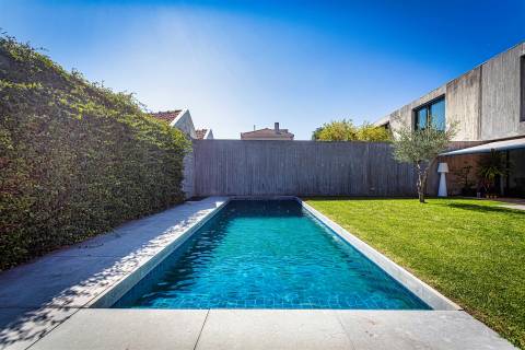 Moradia T5 c/ jardim e piscina no Pinheiro Manso