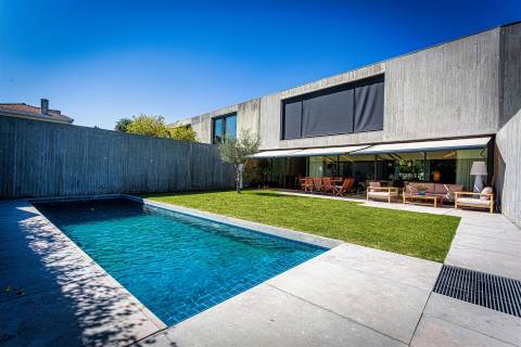 Moradia T5 c/ jardim e piscina no Pinheiro Manso