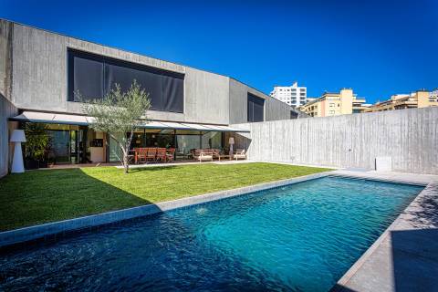 Moradia T5 c/ jardim e piscina no Pinheiro Manso